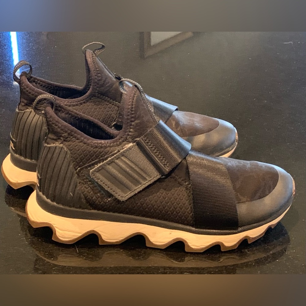 Sorel Kinetic Sneakers with Animal Print. Size 6